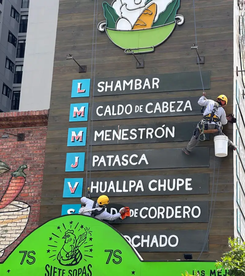 Servicio de limpieza de fachadas en altura en Lima realizado por SSLimcor